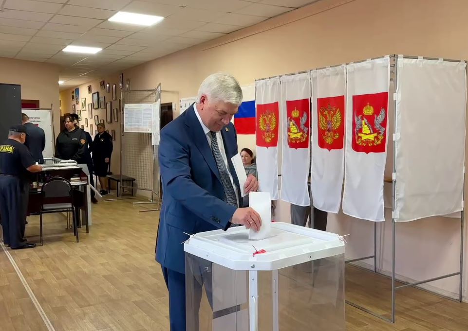Губернатор Воронежской области Александр Гусев проголосовал на выборах депутатов Госдумы