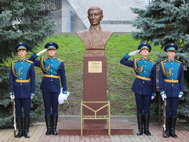 В Воронеже установили бюст героя-фронтовика Лазаря Дзотова
