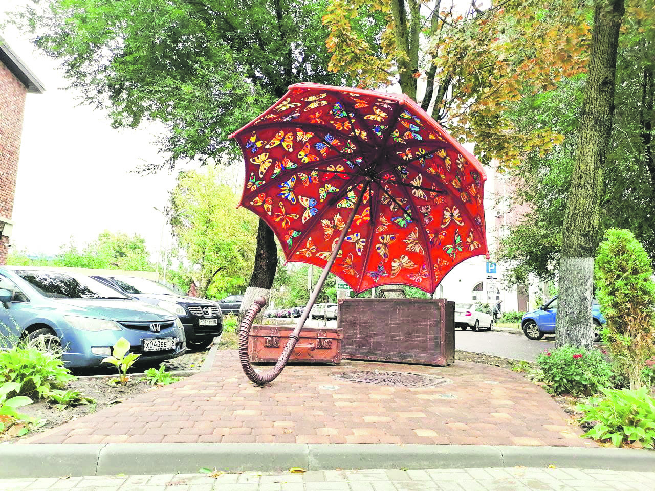 В центре Воронежа установили арт-объект в виде зонта и чемоданов