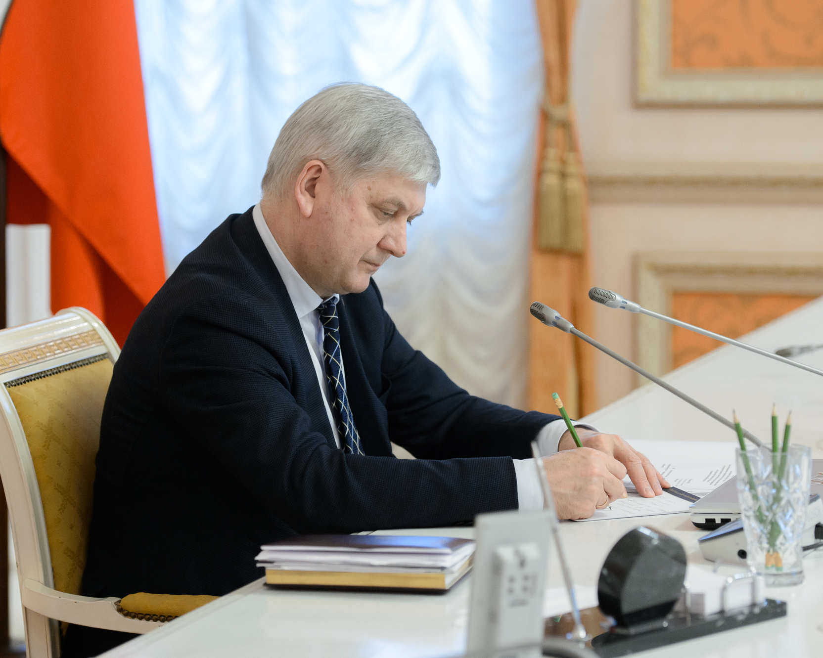 «Они нас плохо знают»: губернатор Александр Гусев оценил ситуацию в регионе на фоне украинского кризиса