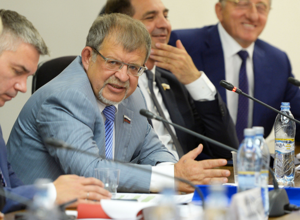 Аркадий Пономарёв: «Цена молока в магазине зависит от стоимости удобрений»