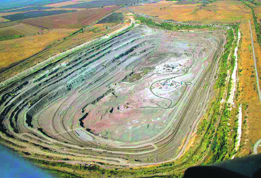 Гигантский карьер крупнейшего в европе предприятия по добыче гранита.jpg