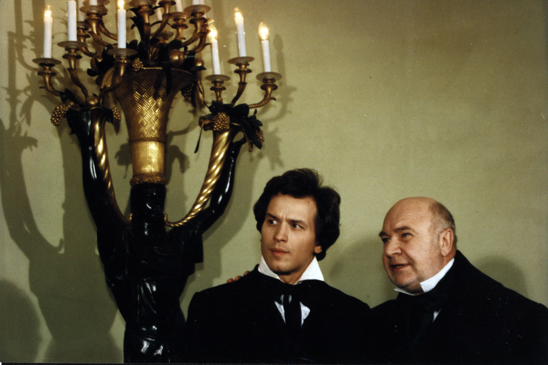 Фото 7 Вершинин в роли Кольцова и Кашинцев в роли Жуковского на съемках фильма На заре туманной юности.jpg