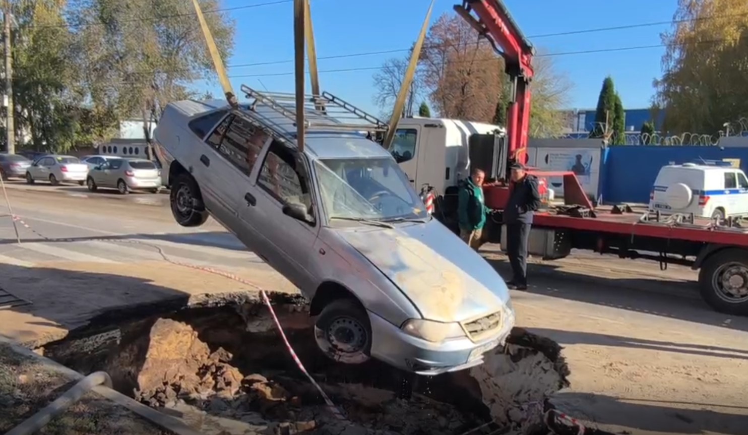 авто в яме.jpg авто в яме.jpg