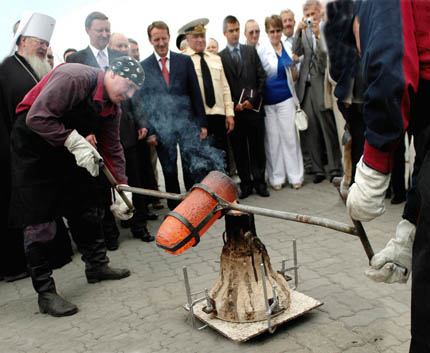 8 июля на Адмиралтейской площади Воронежа состоялась церемония закладки историко-культурного центра «Воронежская верфь», участие в которой приняли вице-премьер РФ Сергей Иванов и Алексей Гордеев. На глазах присутствующих произошла отливка корабельной рынды, которую впоследствии установят на «Гото Предестинации». Фото Константина Толоконникова. «Коммуна», № 99 (25530), 09.07.10г.