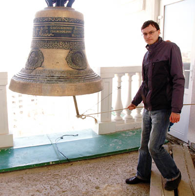 Ударяя в колокол, корреспондент «Коммуны» Юрий Голубь постарался не ударить