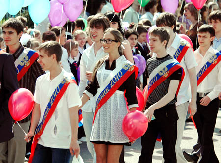 Последний звонок уходящего детства. Фото Константина Толоконникова. «Воронежская неделя», №21 (1954), 26.05.10г.
