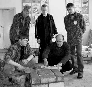 Первые уроки у будущих каменщиков. Фото Анатолия Хрипкова.