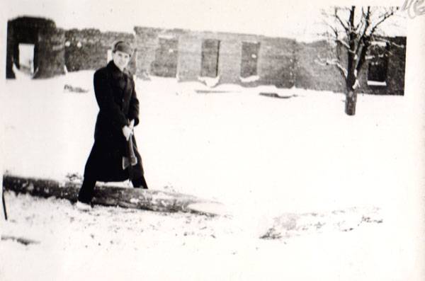 Бригадир восстановительной бригады плотников Александр Пугачев