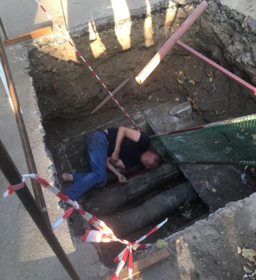 упал в котлован