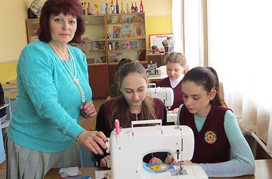 alt= "Под руководством Галины Рудаковой девочки готовят подарки для женщин из социального приюта. Фото Николая Кардашова"