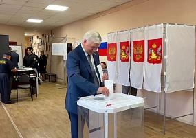Губернатор Воронежской области Александр Гусев проголосовал на выборах депутатов Госдумы