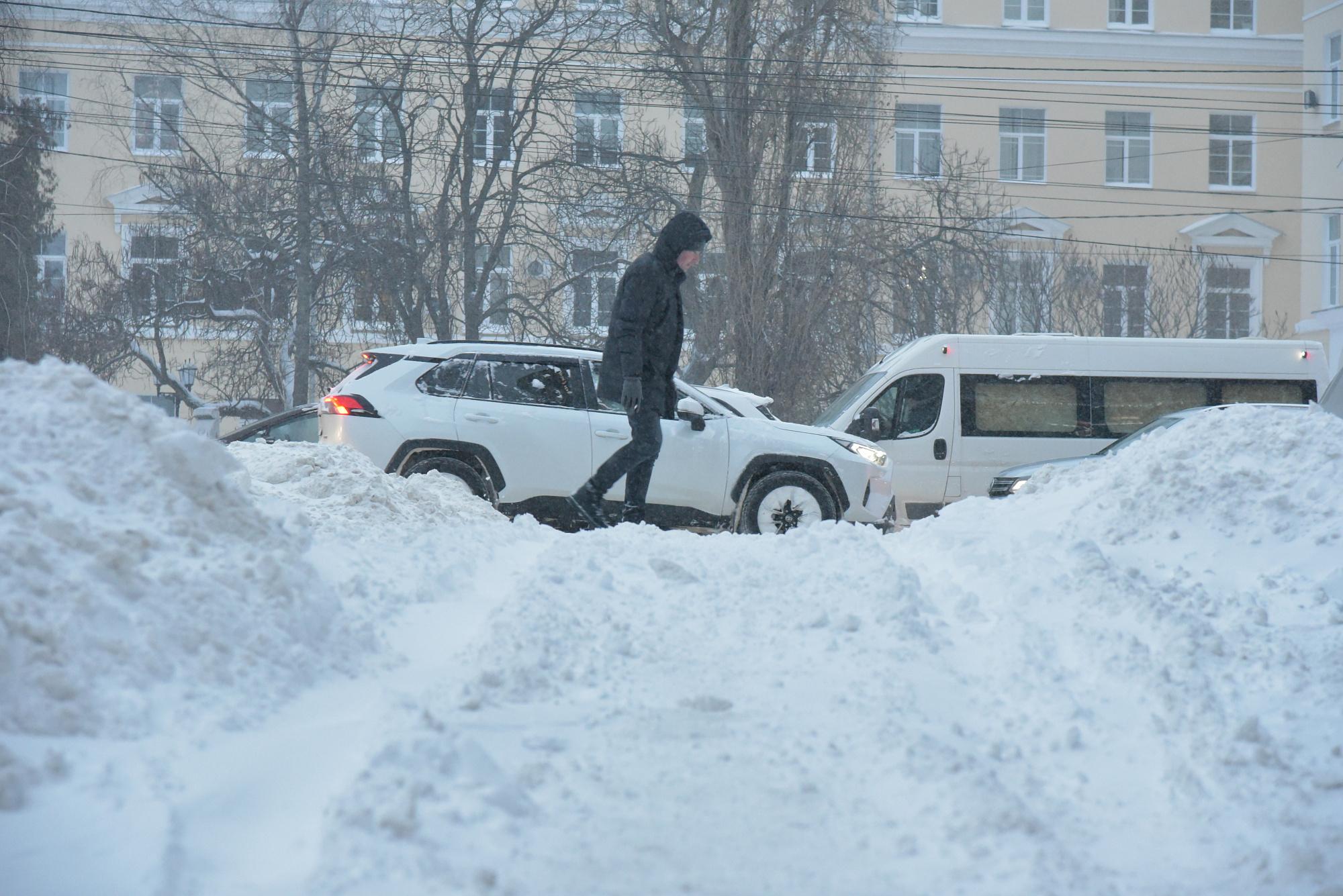 Шёл прошлогодний снег 