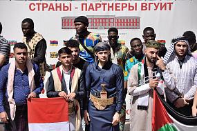 Иностранные студенты угостили воронежцев напитком из молока верблюда и африканскими пончиками 