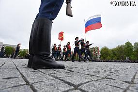 Парад Победы, выставка ретро-техники, мотофест и бои ММА: как воронежцы провели 9 Мая