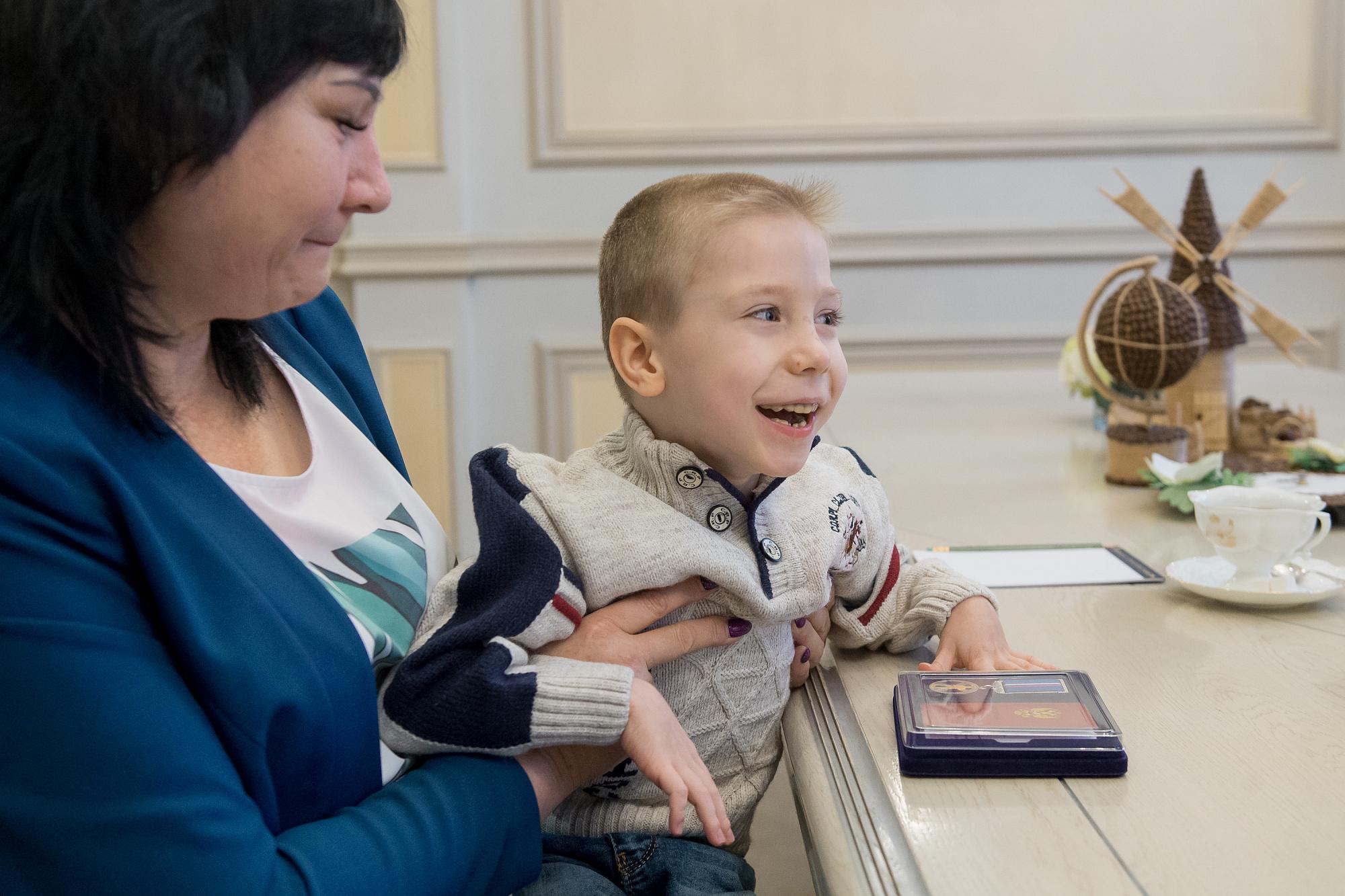 7-летний мальчик, спасший семью от пожара, получил медаль за мужество 