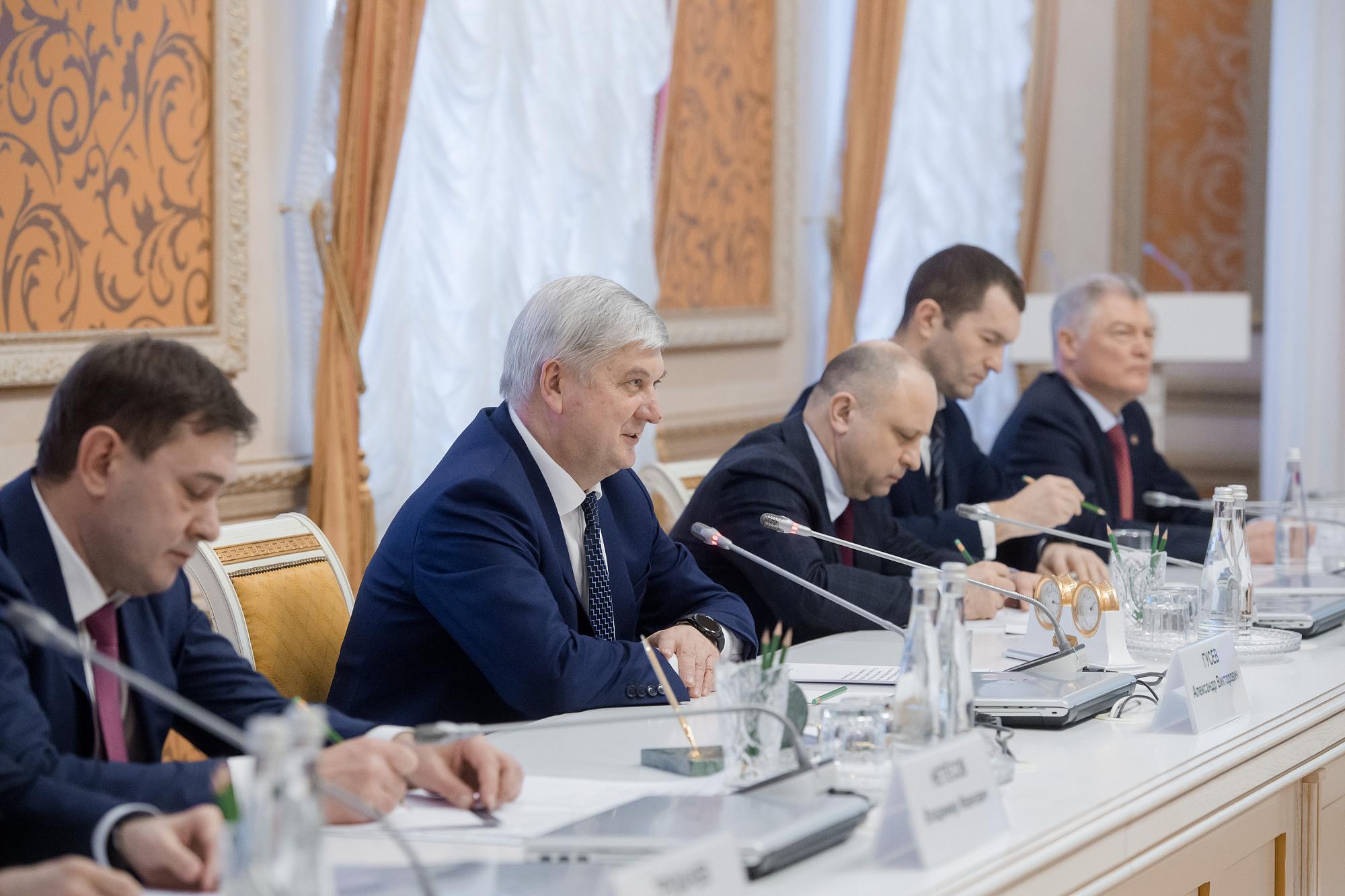 Переговоры с вице-спикером Госдумы, доплаты педагогам и контроль ОНФ
