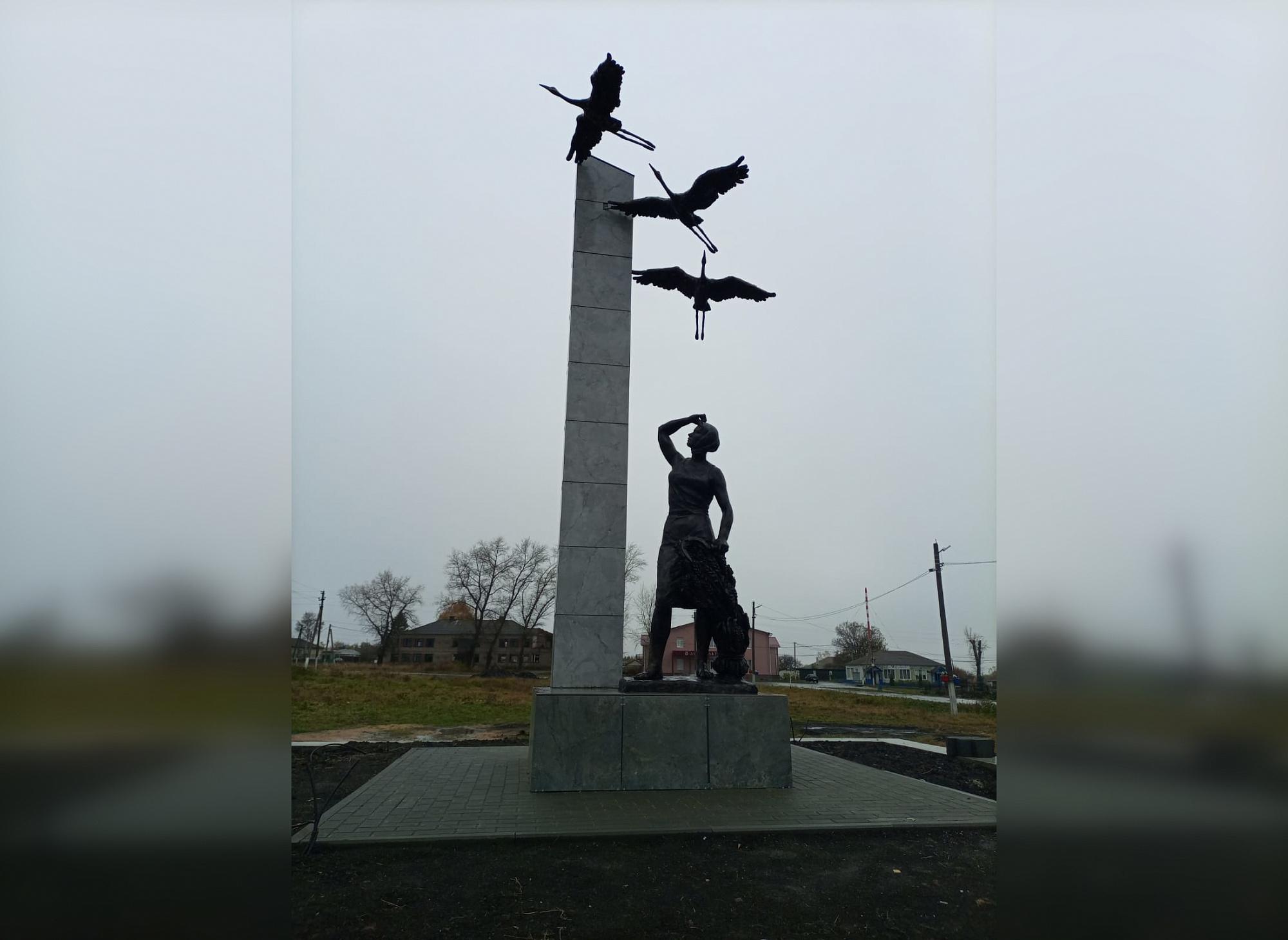 В селе Новосолдатка установили памятник сельским труженикам
