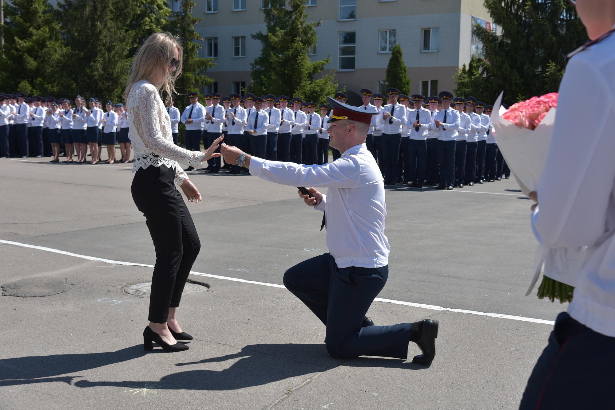 Выпускник института ФСИН сделал предложение своей невесте прямо на плацу