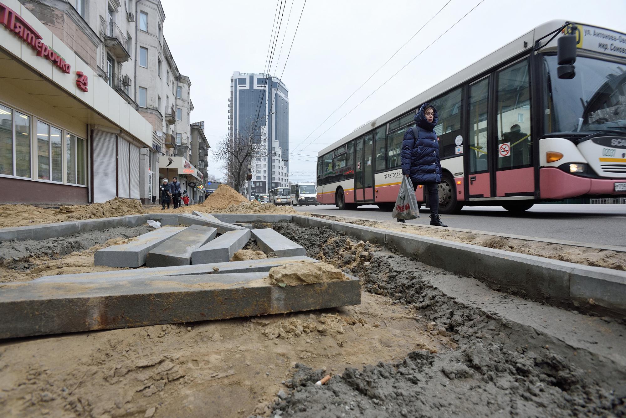 Когда закончится ремонт «забытого» рабочими тротуара в центре Воронежа