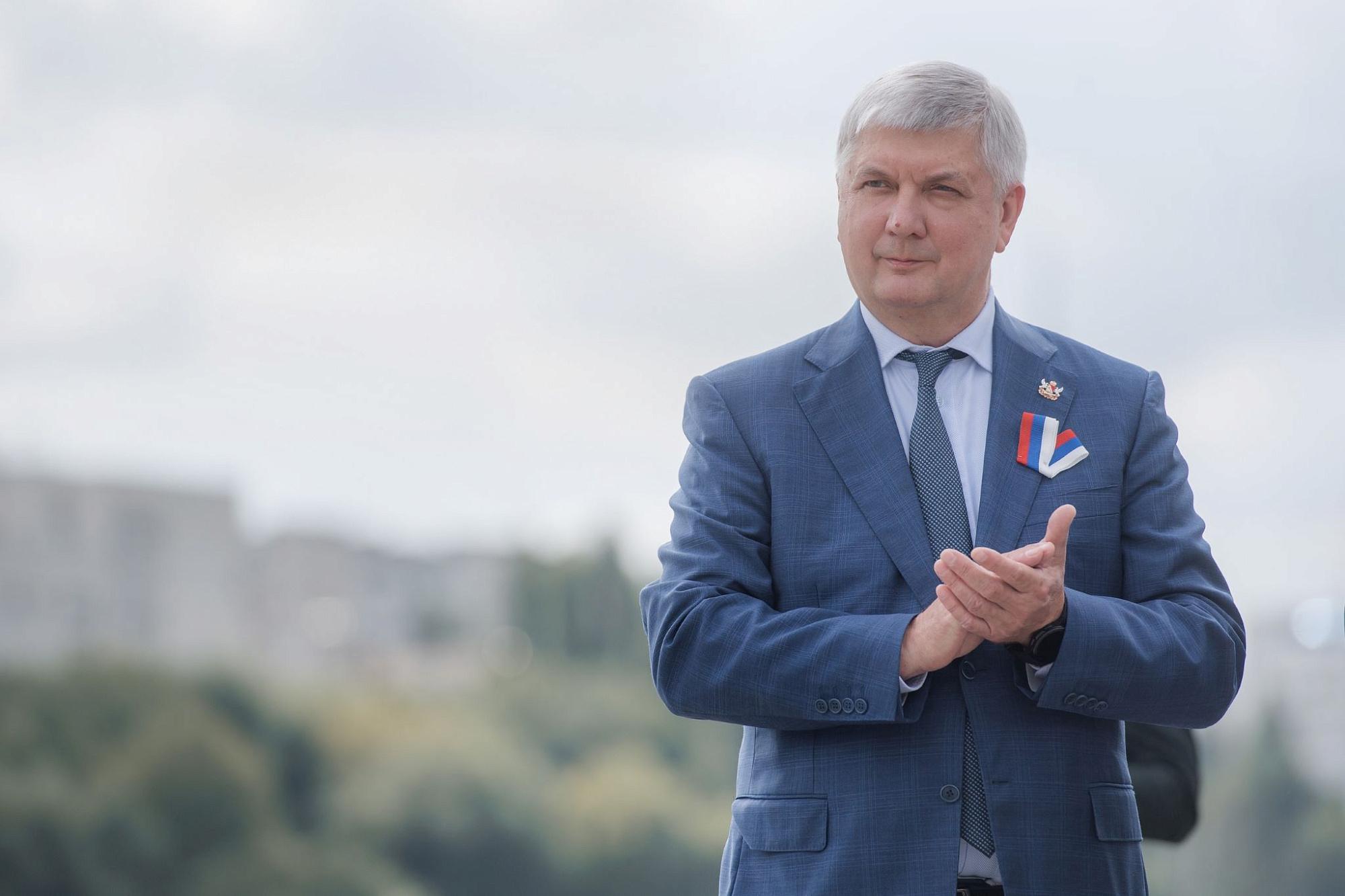 Единение ради победы: статья губернатора Александра Гусева