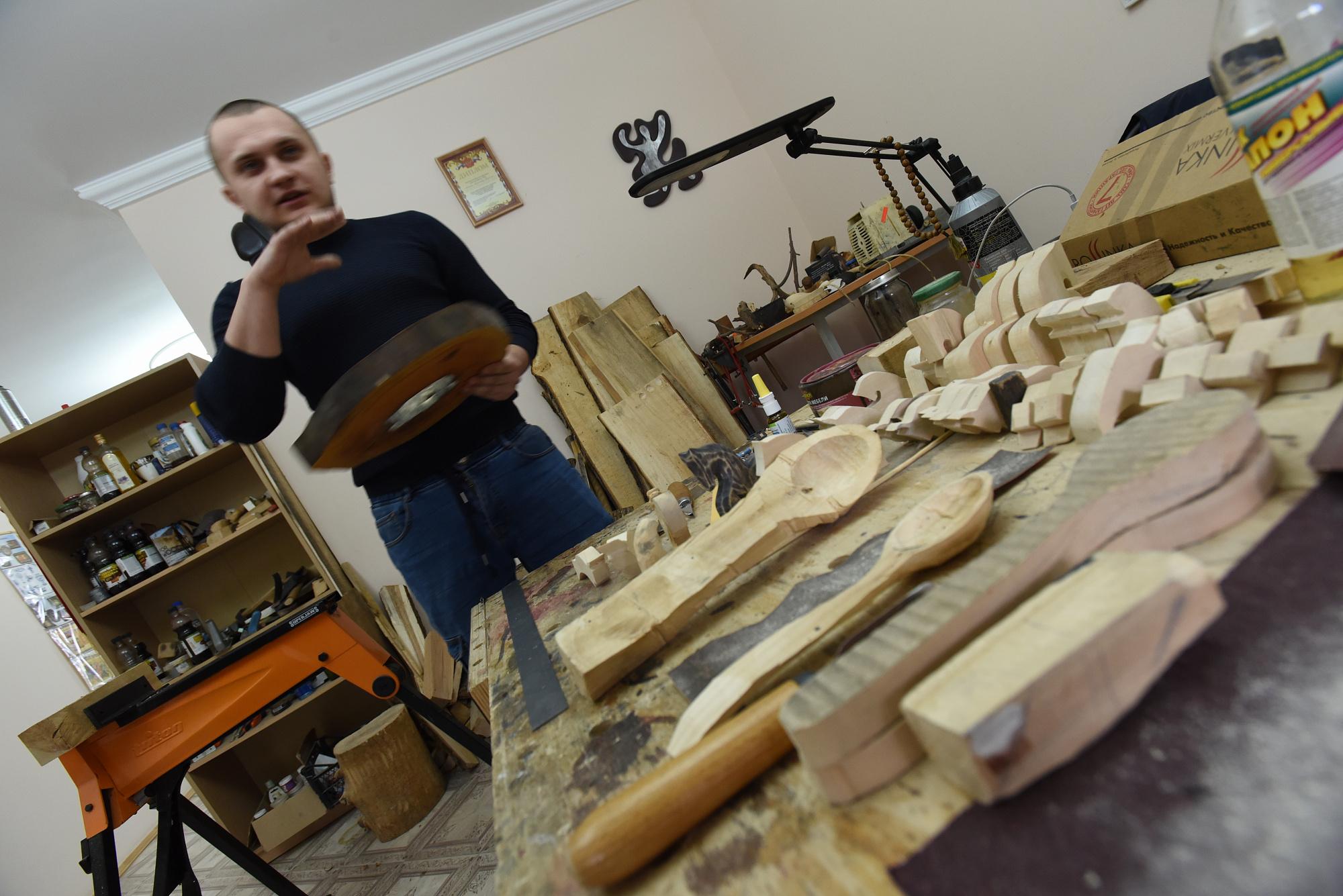 Как в Бобровском доме ремёсел возрождают старинные народные промыслы